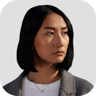 a women look at the right
