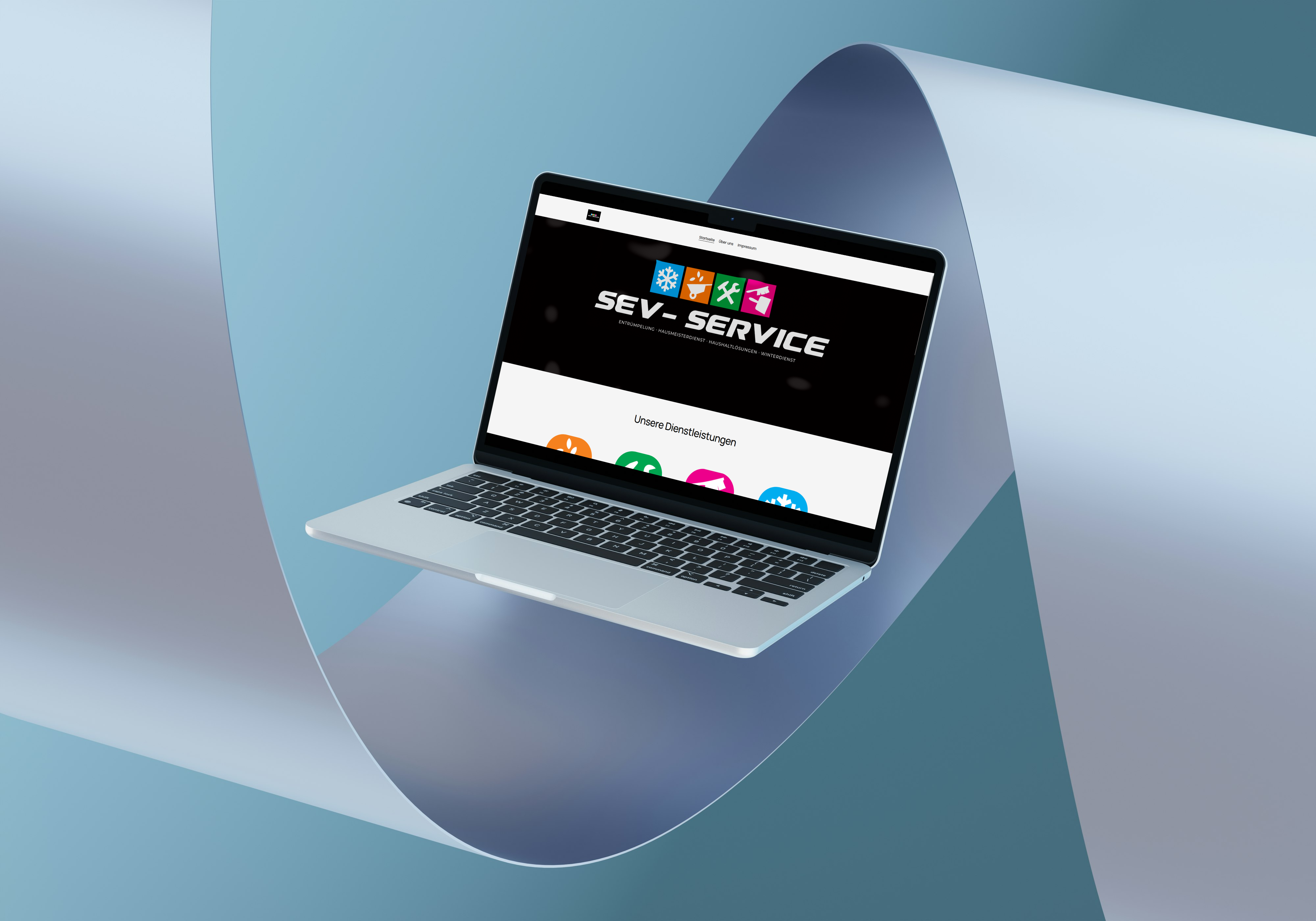 Ein Laptop, der eine Website mit dem Logo und den Dienstleistungen von SEV-Service zeigt, schwebt vor einem abstrahierten blauen Hintergrund.