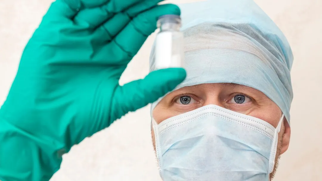 男性が実験をしている