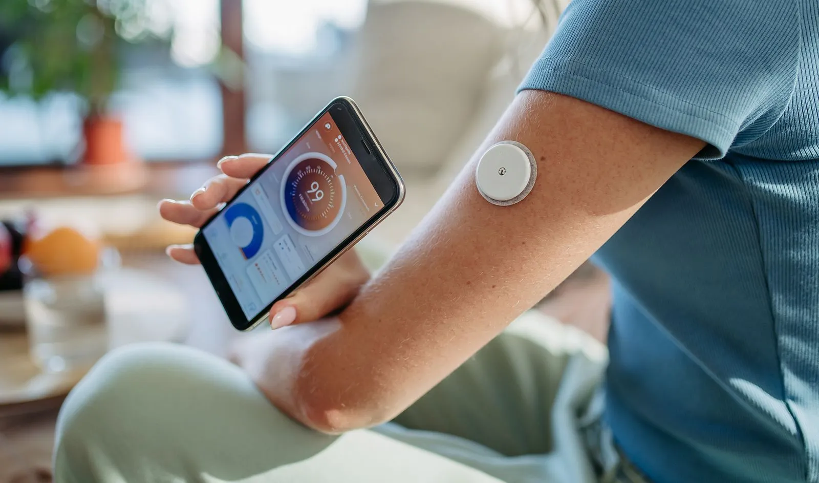 携帯で数値を測っている