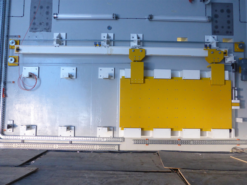 Trappe technique motorisée de couleur jaune