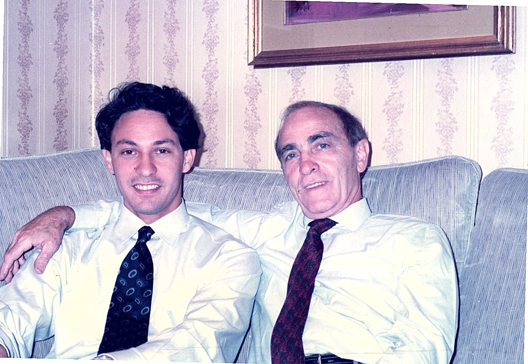 Tecnico che sistema macchinario elettronico