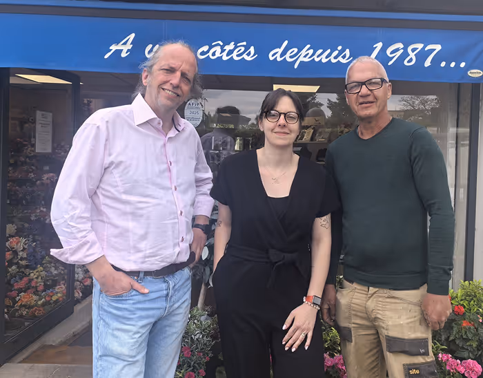 Charles, Virginie et Alain devant l'agence Maison Maurel à Bourg-la-Reine Pompes funèbres