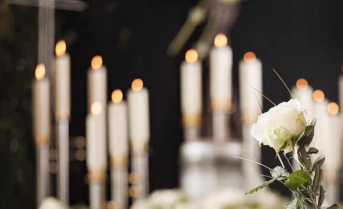 Bougies et rose blanche pour une cérémonie