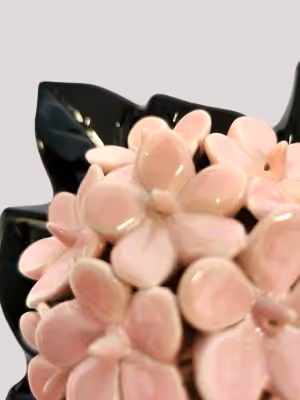 Fleurs roses pâles en faîence, produit artisanal