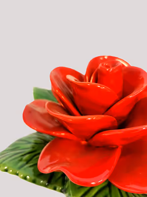Rose rouge en faïence, produit artisanal