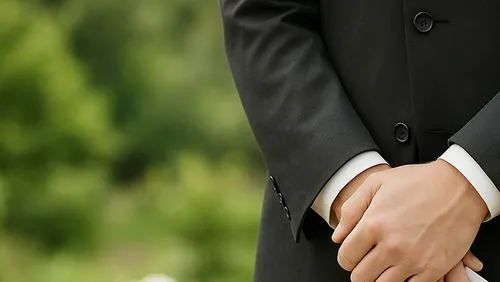 Focus sur les mains d'un professionnel du funéraire