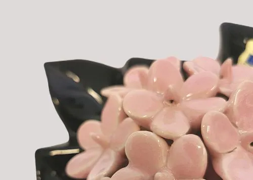 Fleurs roses pâles en faïence, produit artisanal