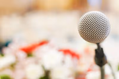 Micro pour un discours lors d'obsèques