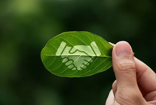Feuille avec des mains serrées