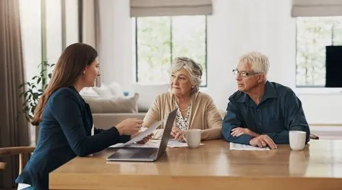 Image d'une conseillère funéraire et d'un couple senior. pour représenter les pompes funèbres du parc de Saint-Cloud