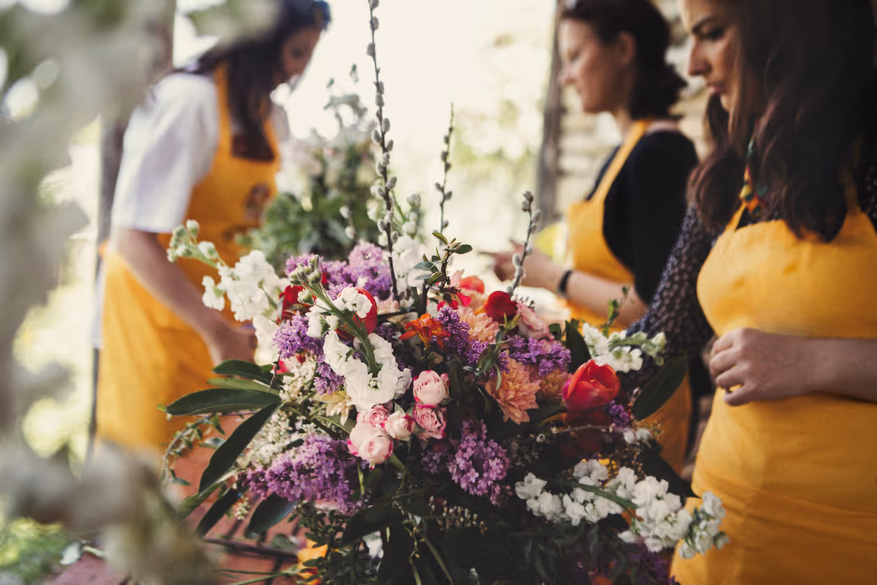 Femmes qui font des compositions florales dans un atelier de fleurs