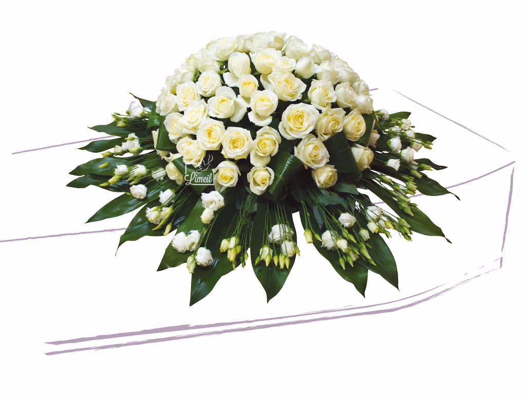 Composition florale blanche dessus de cercueil