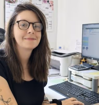 Virginie, Conseillère funéraire à l'agence de Bourg la reine assise à son bureau.