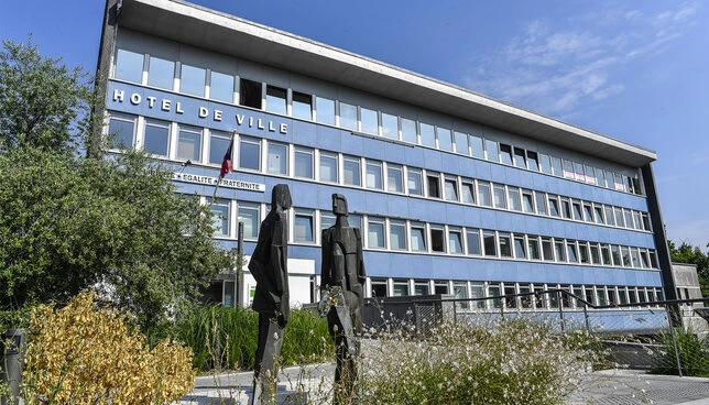 Conseillère funéraire qui discute avec un couple de senior, autour d'une table