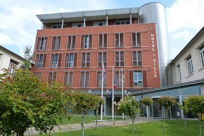 Conseillère funéraire qui discute avec un couple de senior, autour d'une table