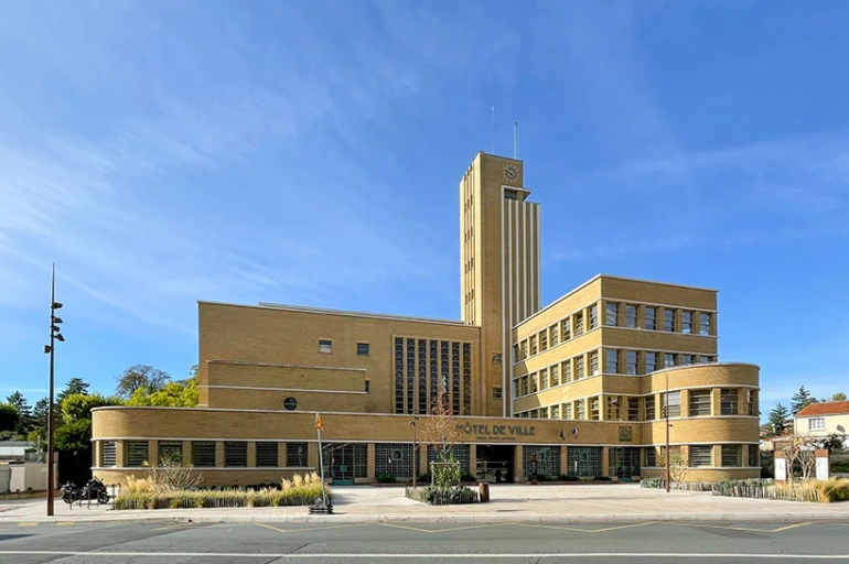 Conseillère funéraire qui discute avec un couple de senior, autour d'une table