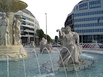 Conseillère funéraire qui discute avec un couple de senior, autour d'une table