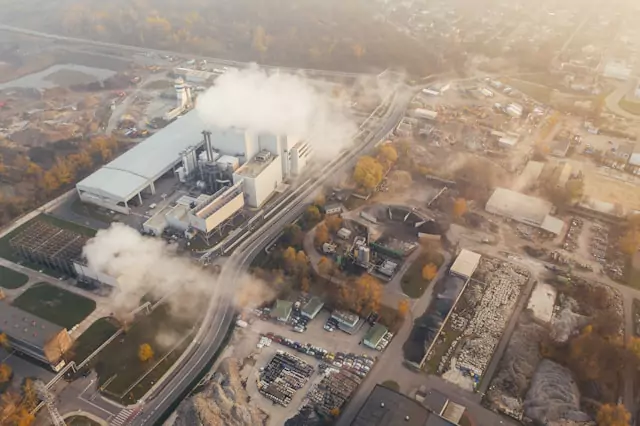 Chantier de construction avec équipements suivis et optimisés