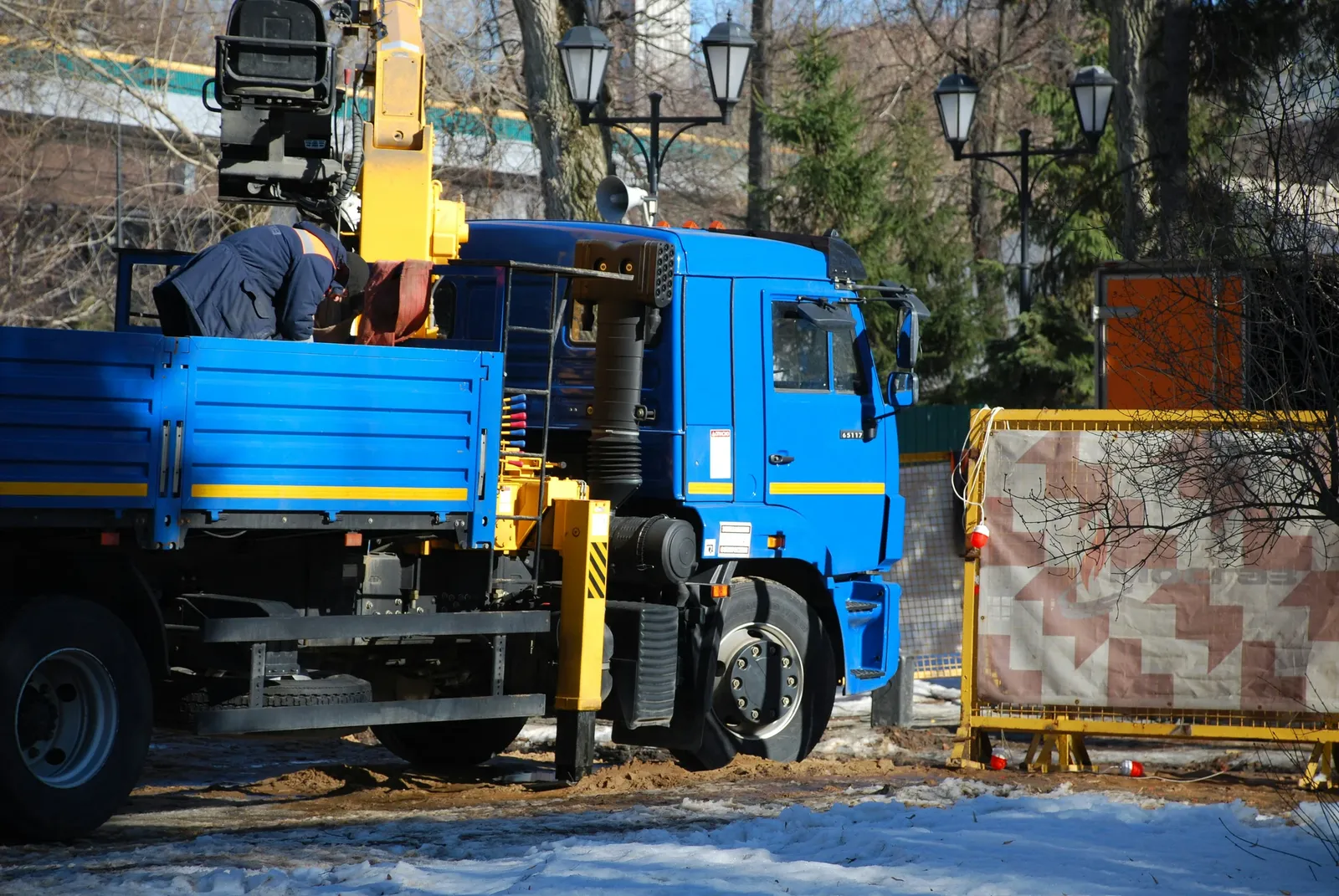 camion bleu de chantier avec ouvriers btp