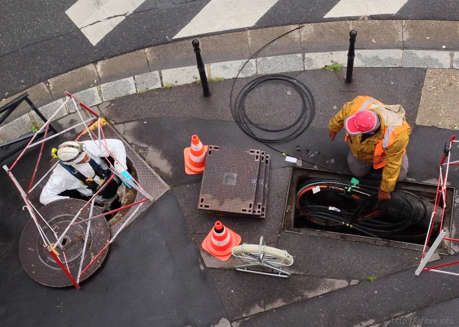 Tirage de câble en fourreau sur un chantier BTP.