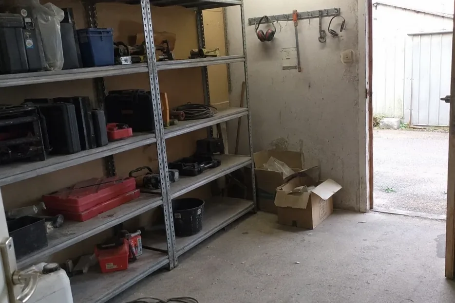 Dépôt de matériel BTP : rayonnage métallique d'outillage, caisses et cartons à organiser