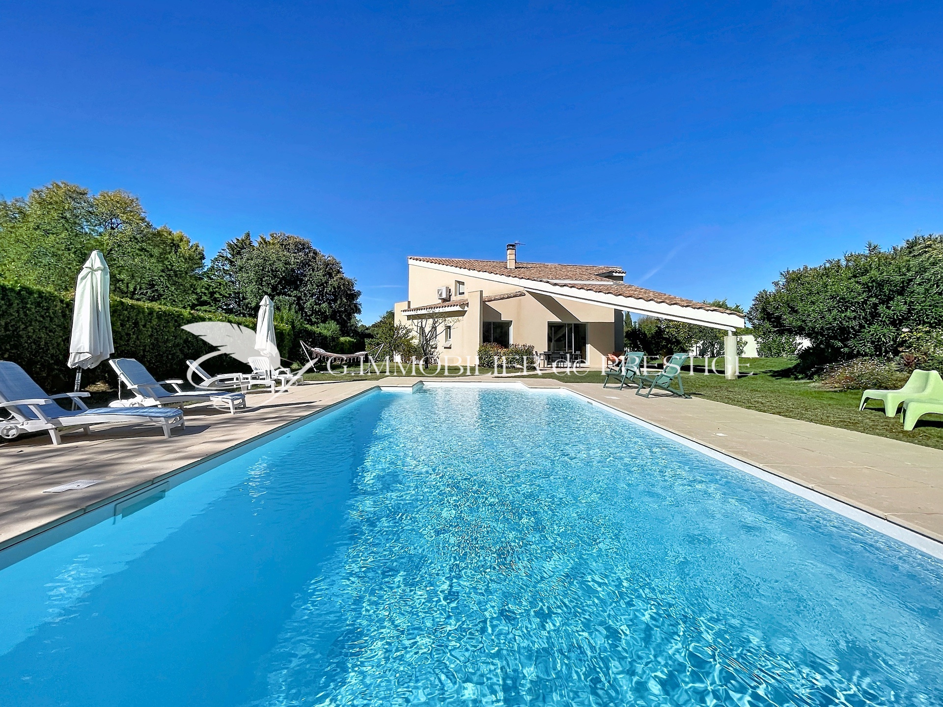 Une remarquable villa d’architecte et sa piscine baignée de soleil