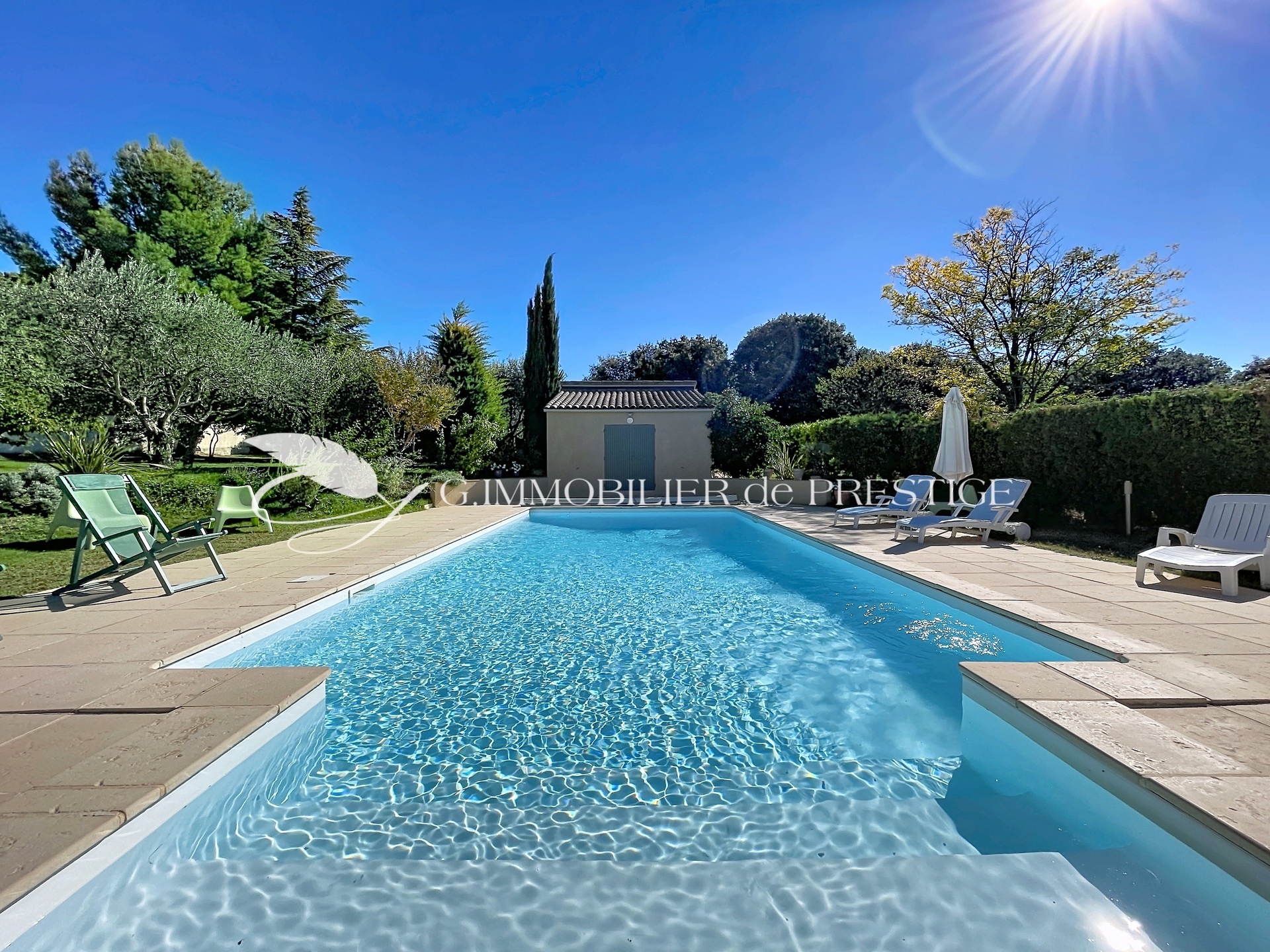 Une remarquable villa d’architecte et sa piscine baignée de soleil