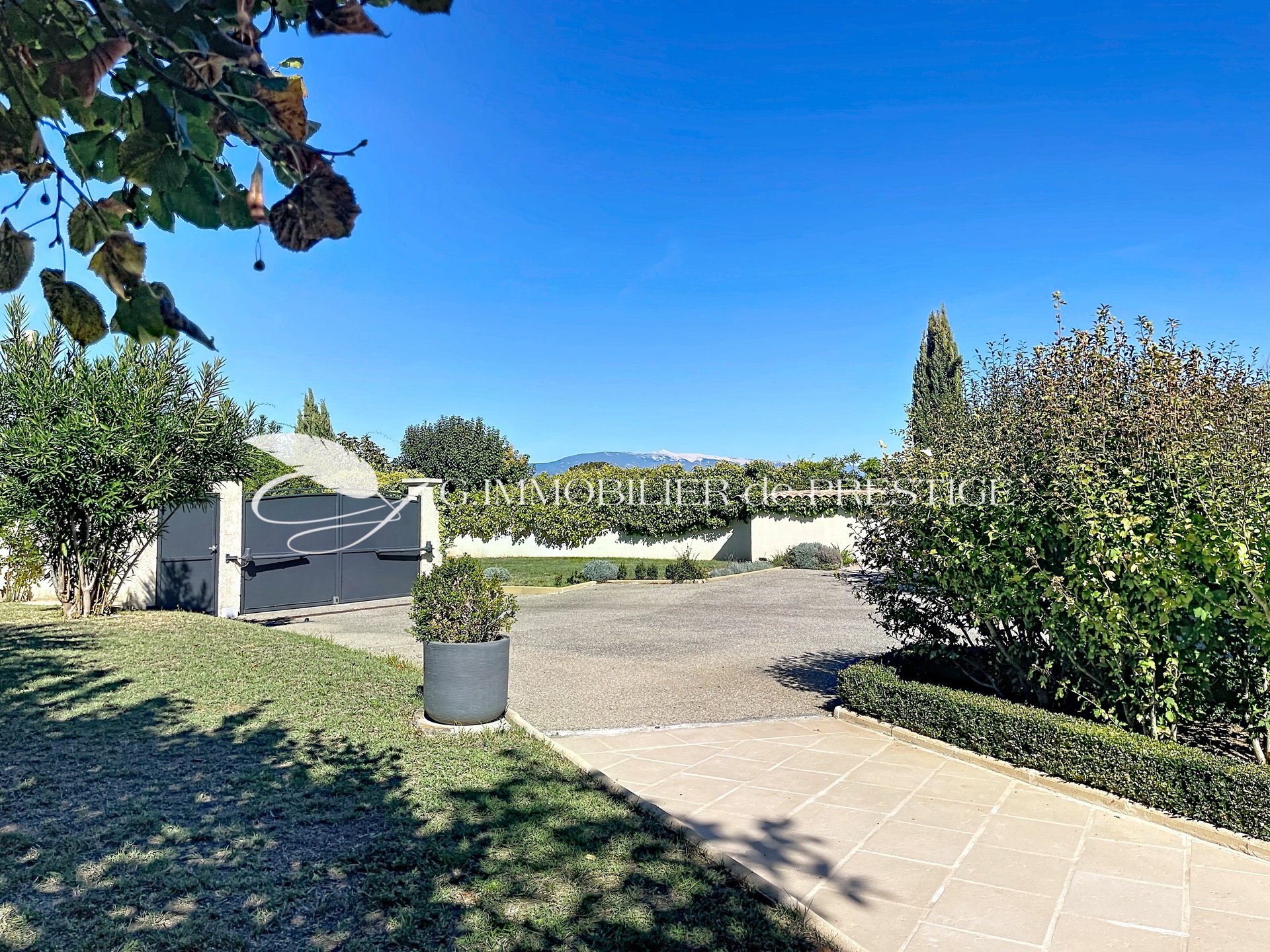Une remarquable villa d’architecte et sa piscine baignée de soleil