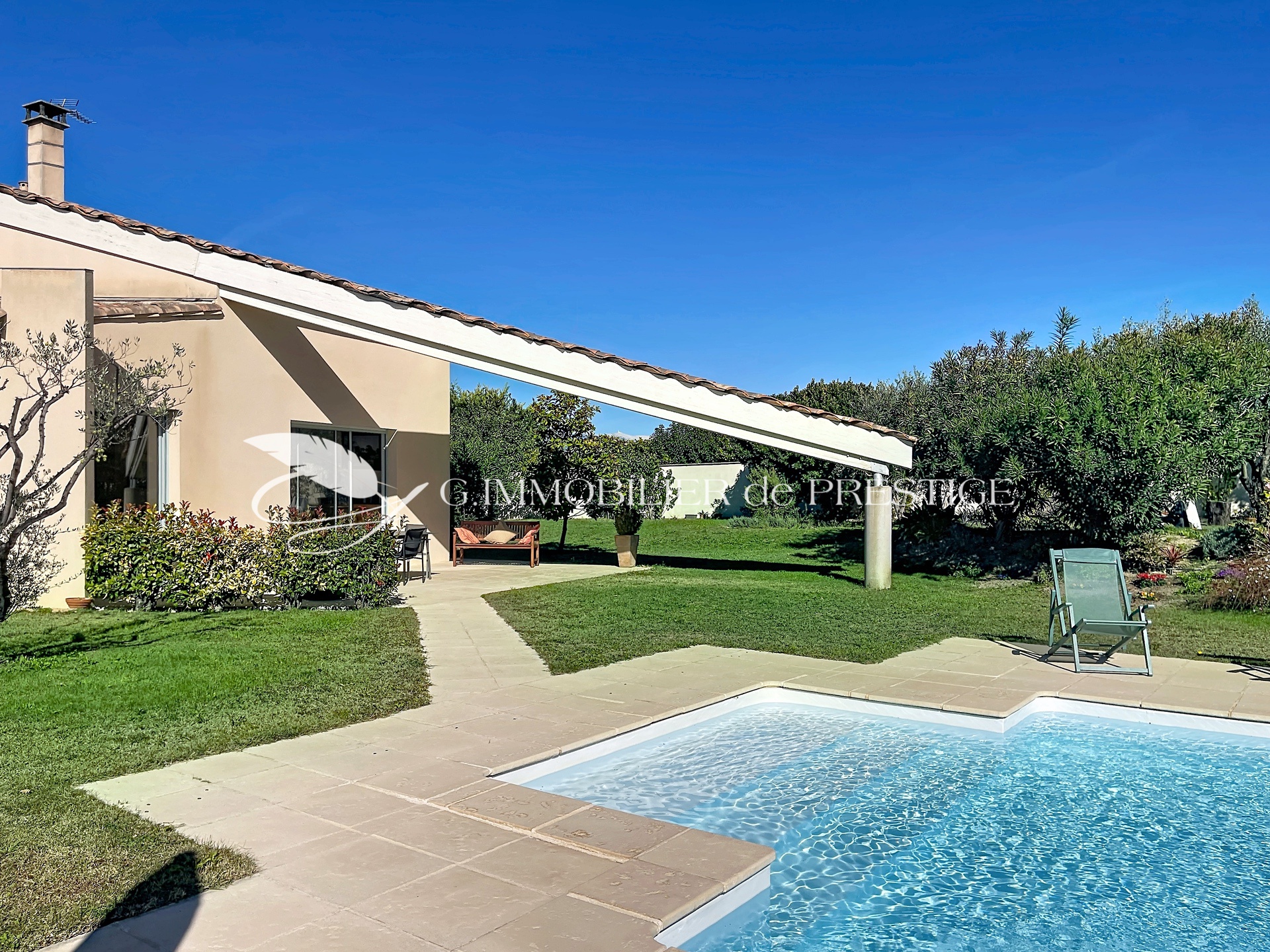 Une remarquable villa d’architecte et sa piscine baignée de soleil