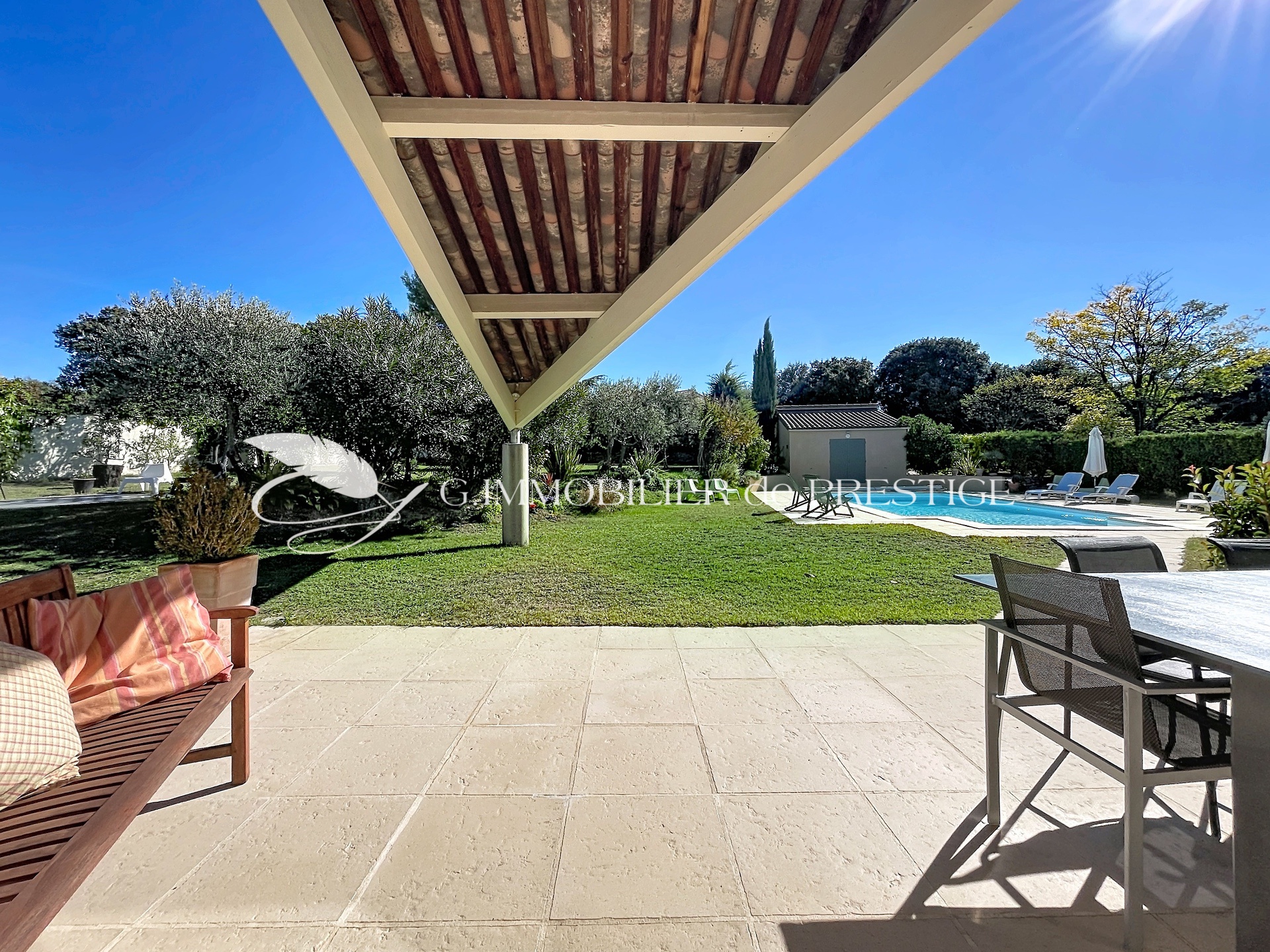 Une remarquable villa d’architecte et sa piscine baignée de soleil