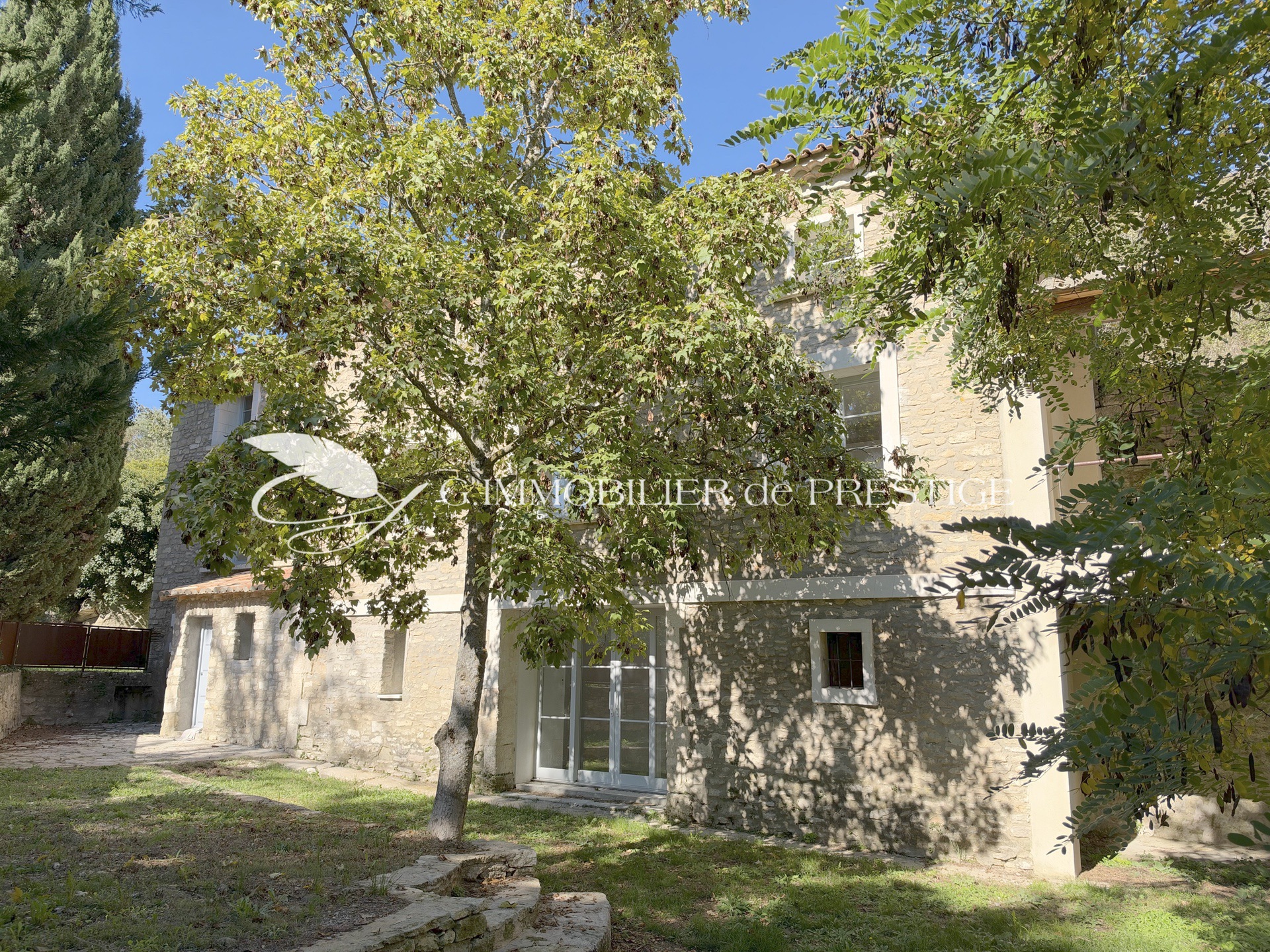 Maison en pierre rénovée avec piscine, au calme à quelques minutes à pied du village