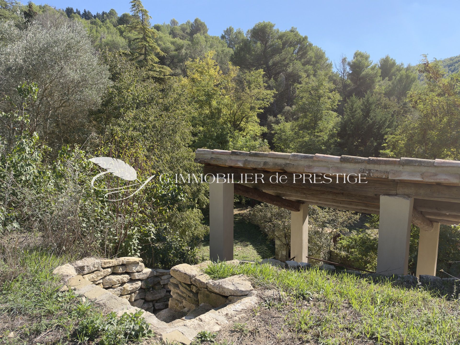 Maison en pierre rénovée avec piscine, au calme à quelques minutes à pied du village