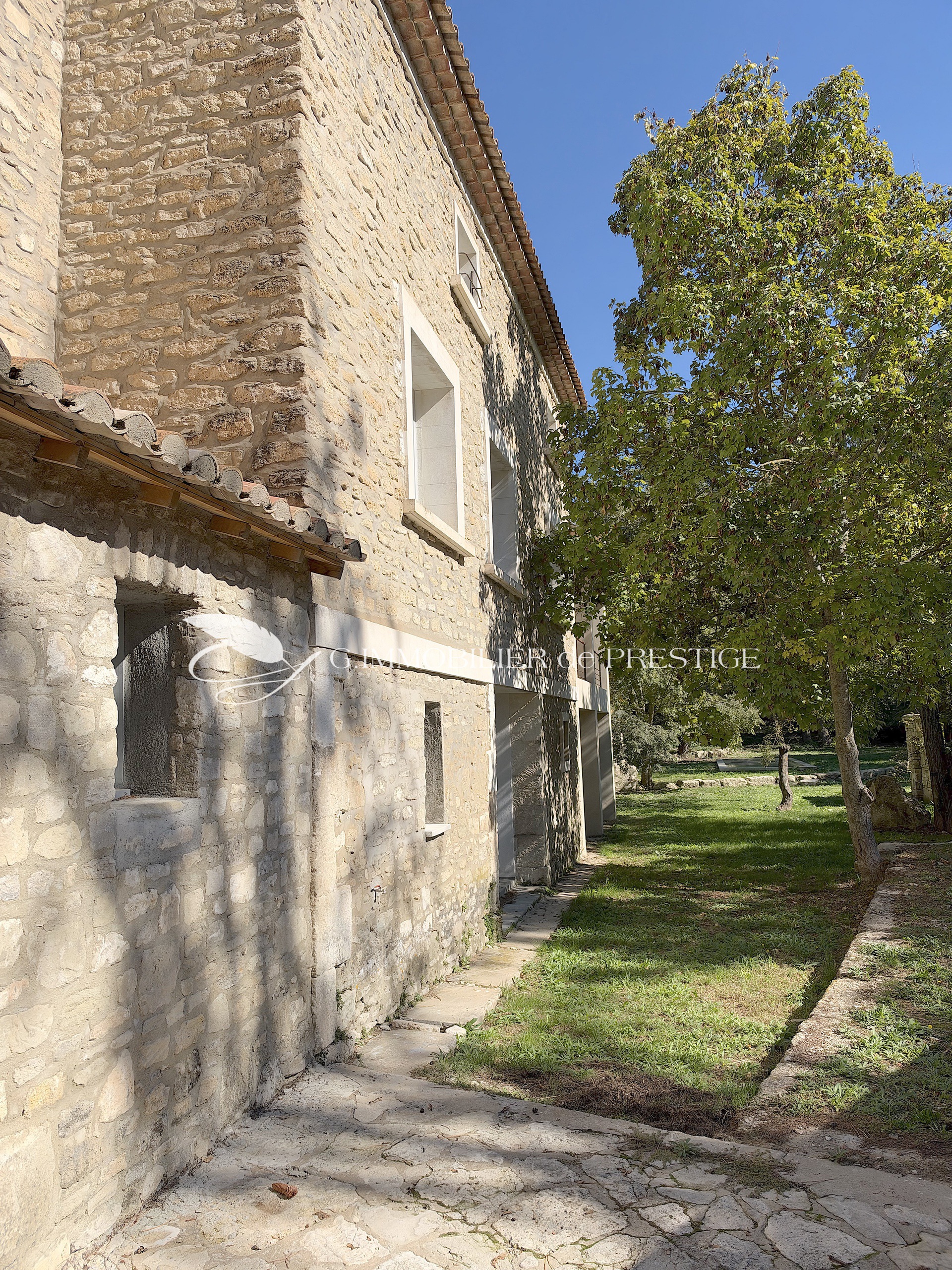 Maison en pierre rénovée avec piscine, au calme à quelques minutes à pied du village
