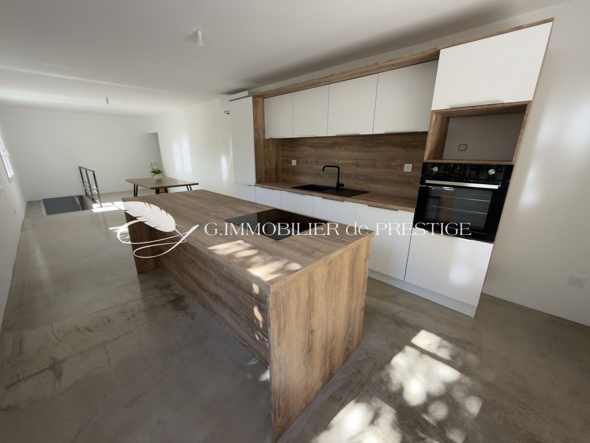 Maison en pierre rénovée avec piscine, au calme à quelques minutes à pied du village