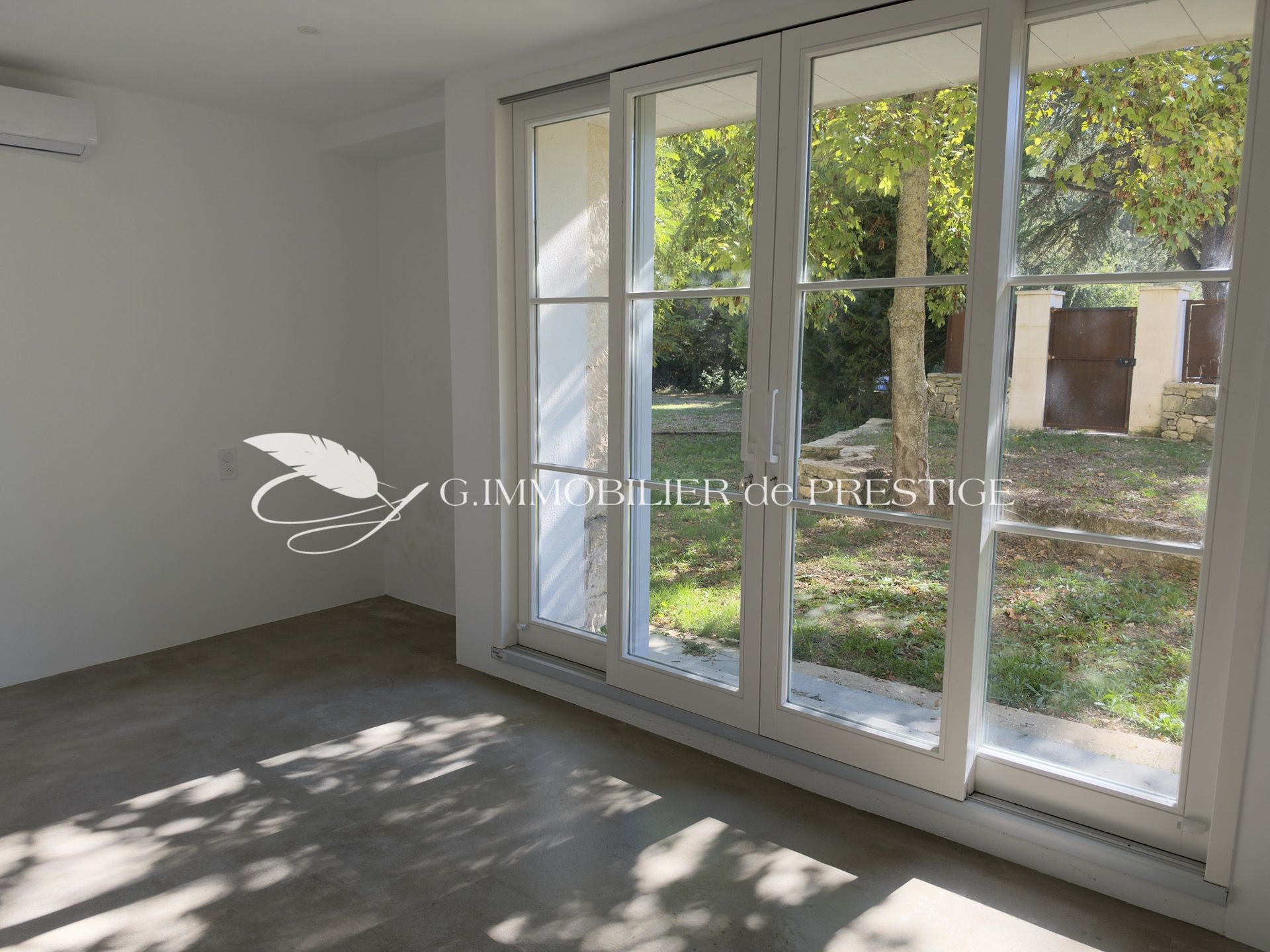 Maison en pierre rénovée avec piscine, au calme à quelques minutes à pied du village