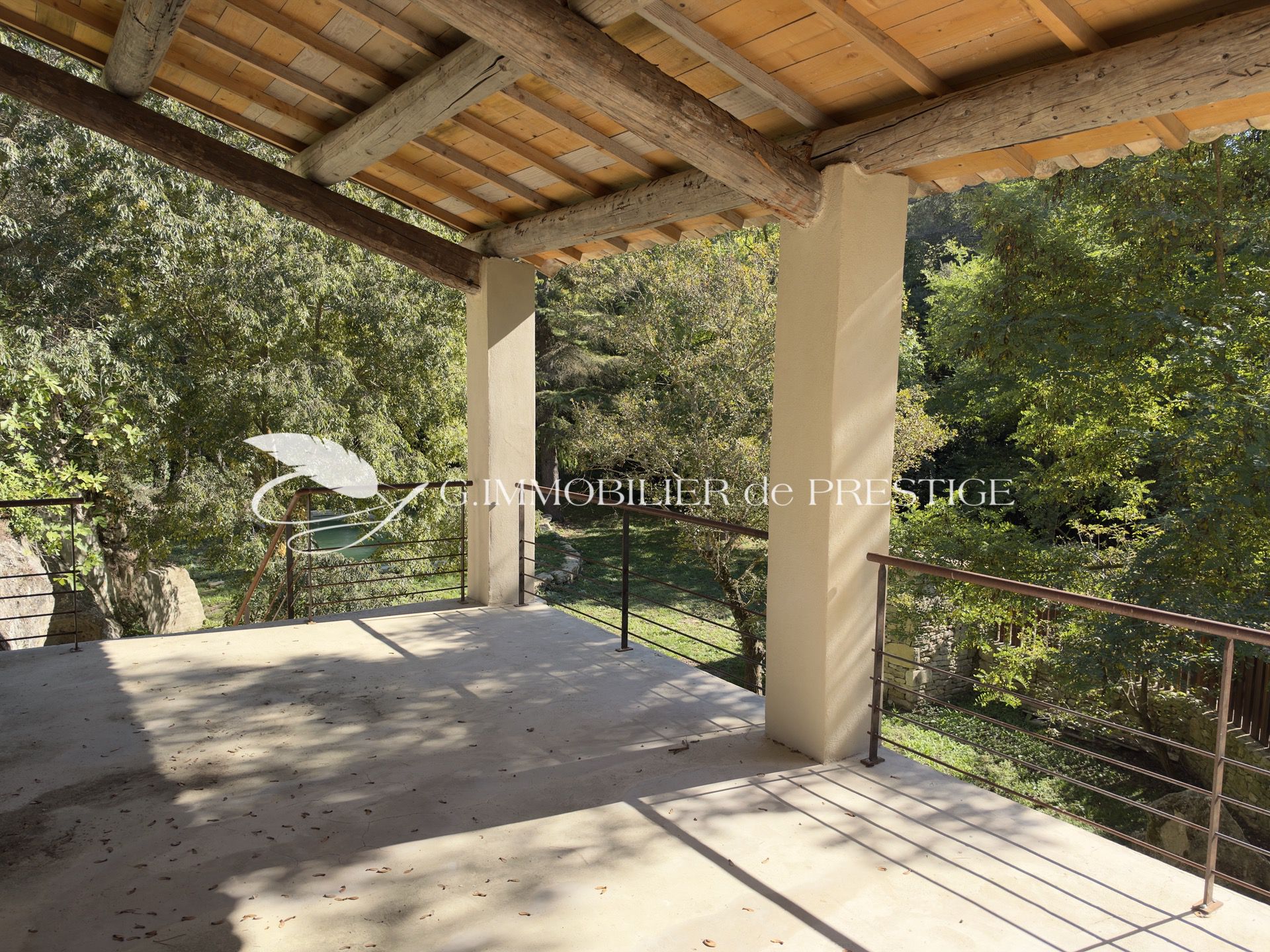Maison en pierre rénovée avec piscine, au calme à quelques minutes à pied du village