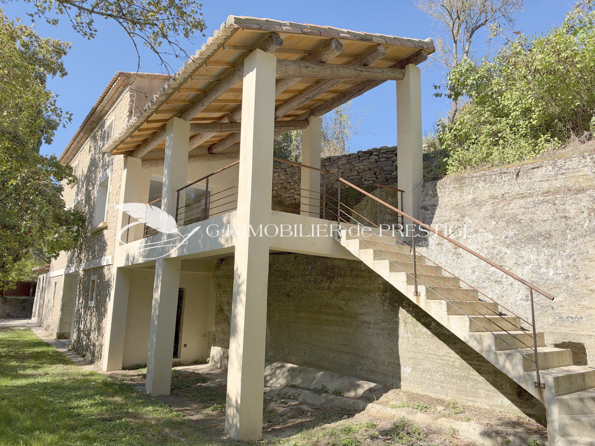 Maison en pierre rénovée avec piscine, au calme à quelques minutes à pied du village
