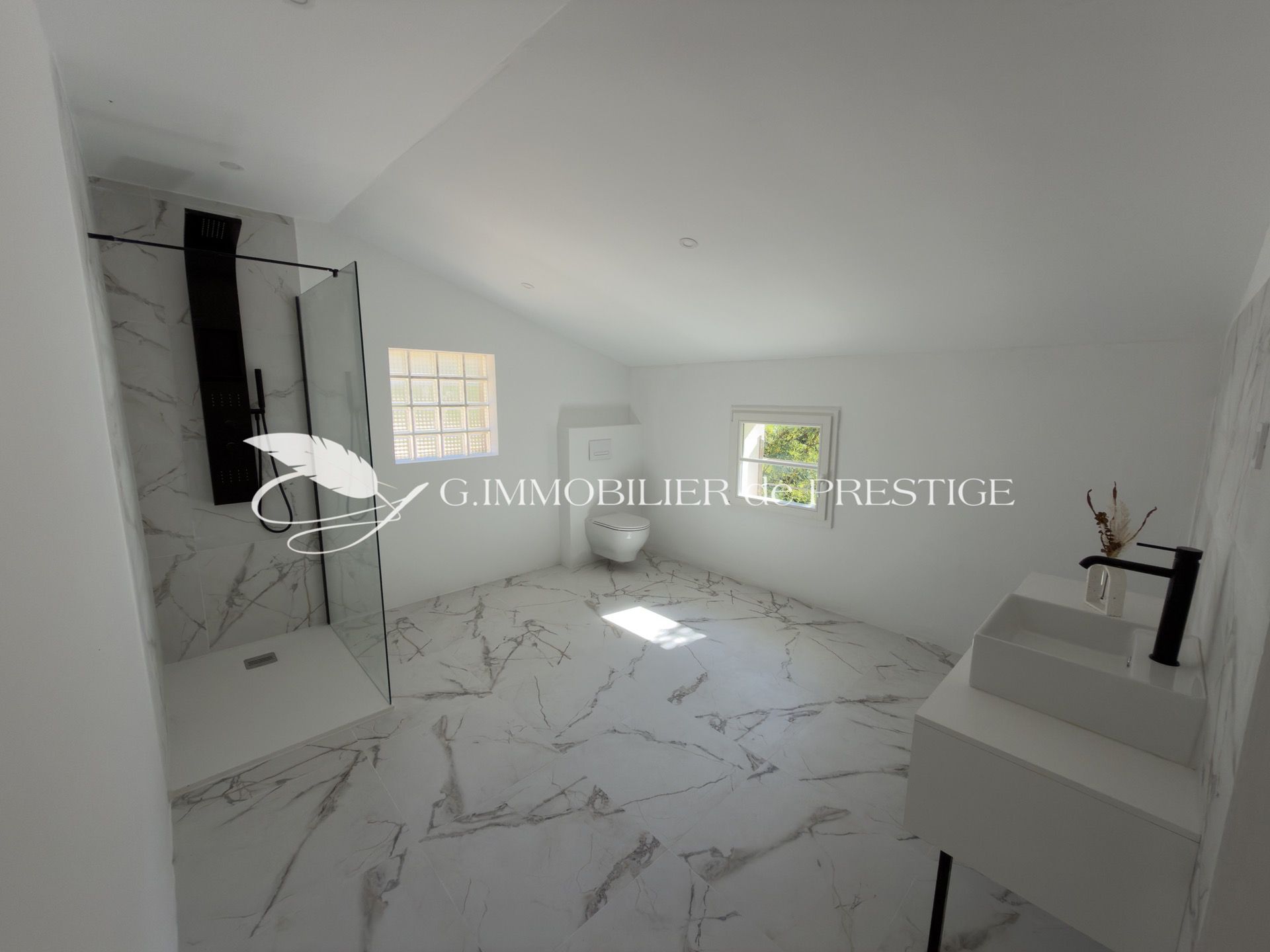 Maison en pierre rénovée avec piscine, au calme à quelques minutes à pied du village