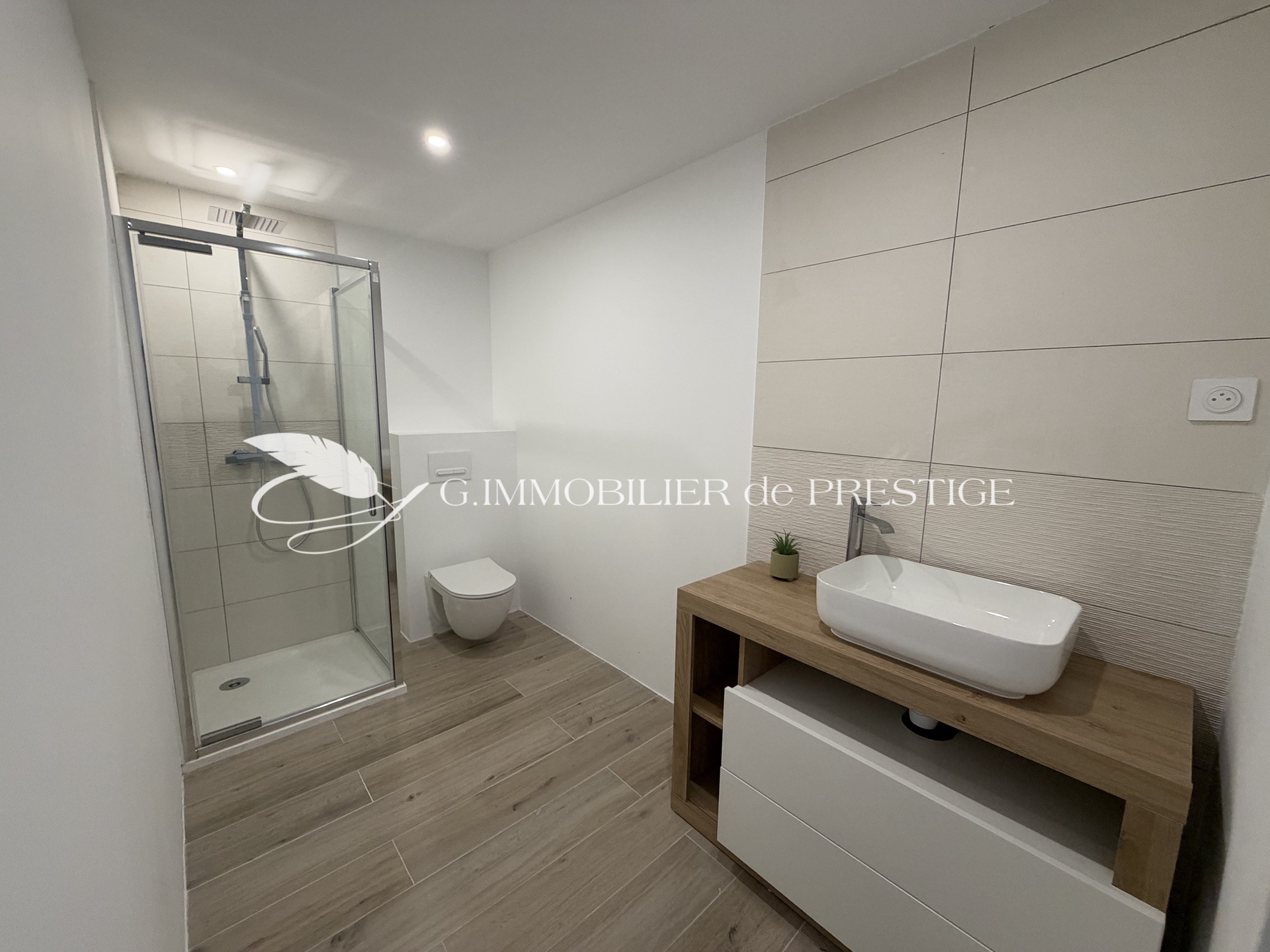 Maison en pierre rénovée avec piscine, au calme à quelques minutes à pied du village