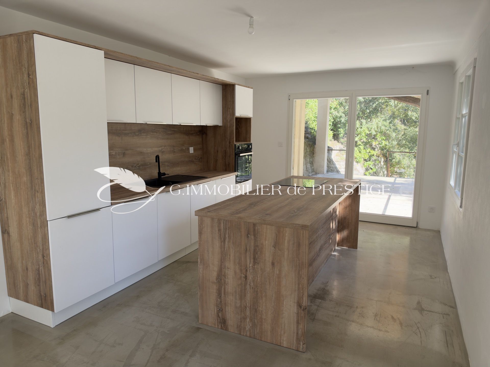 Maison en pierre rénovée avec piscine, au calme à quelques minutes à pied du village