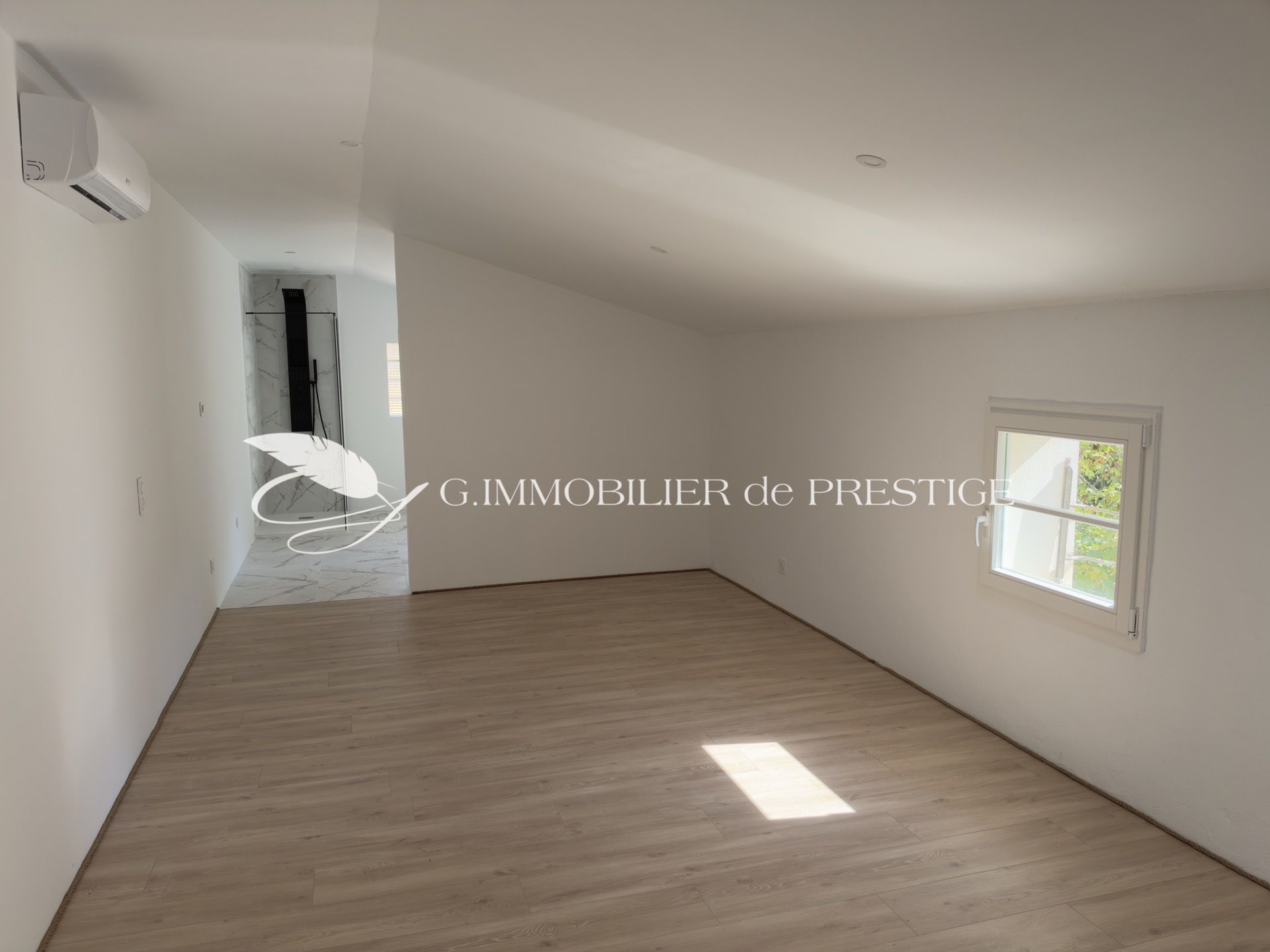 Maison en pierre rénovée avec piscine, au calme à quelques minutes à pied du village