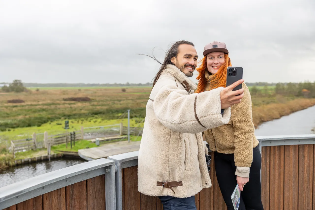 Toeristen maken zelf in Nationaal Park de Alde Feanen.