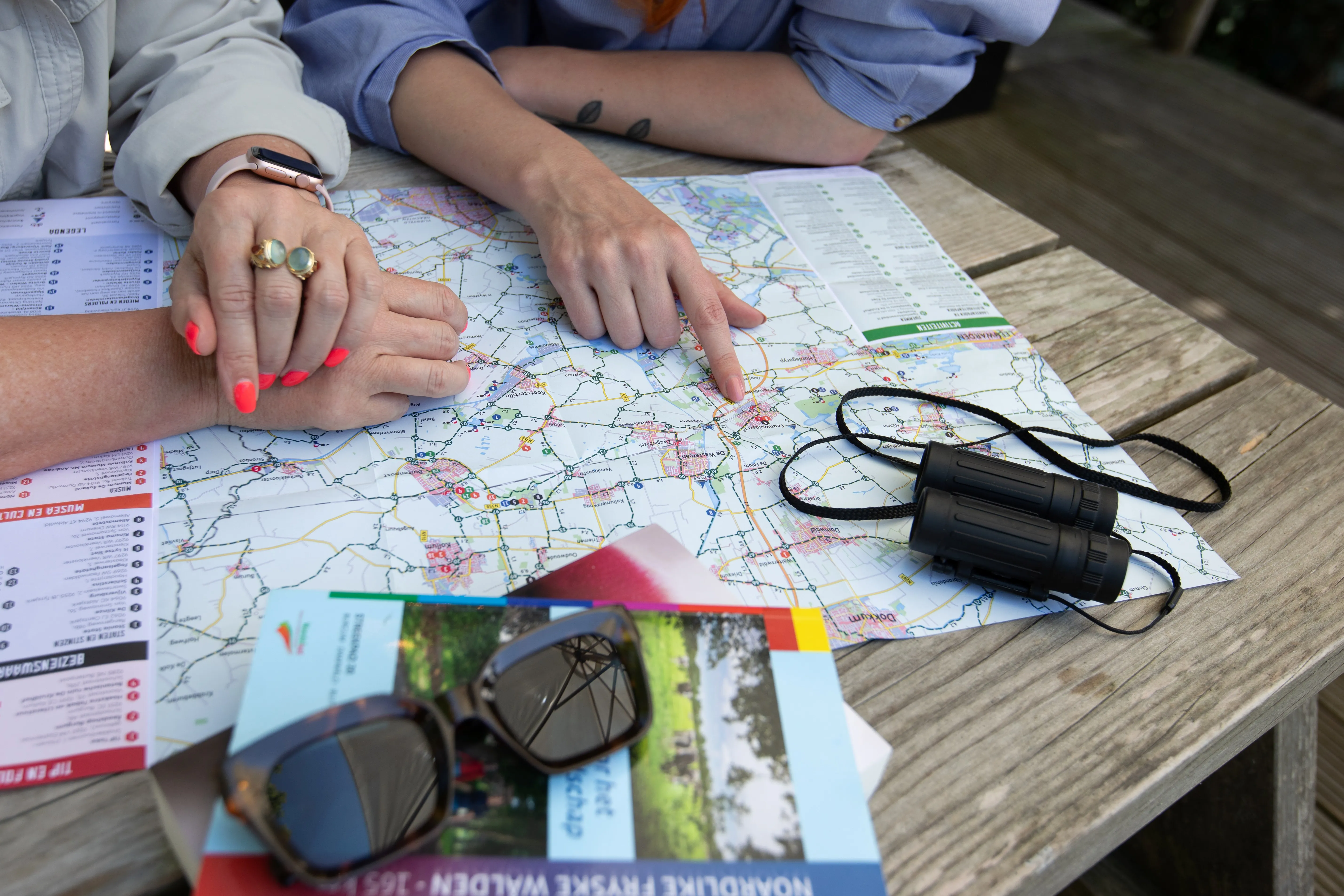 Toeristen gebruiken kaarten van RMT NOF.