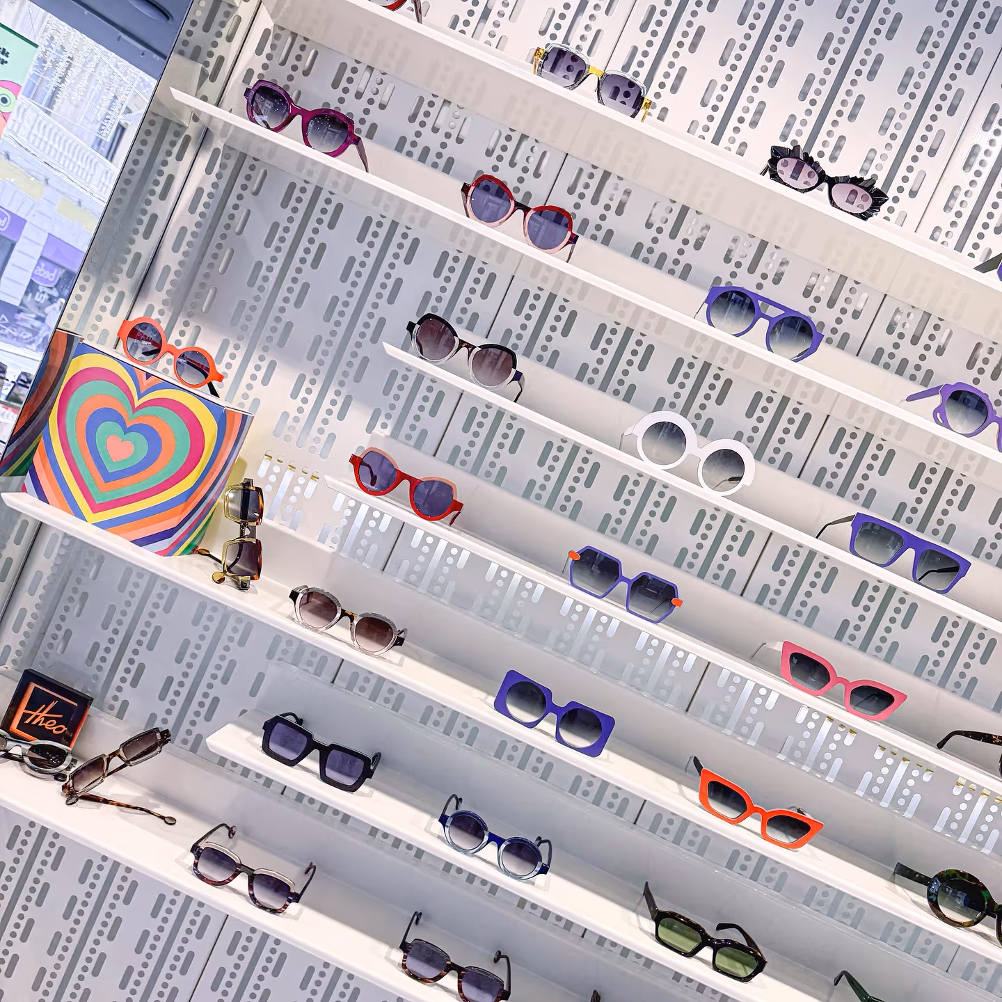 Expositor de gafas de sol de diseño en Óptica Ferao Murcia