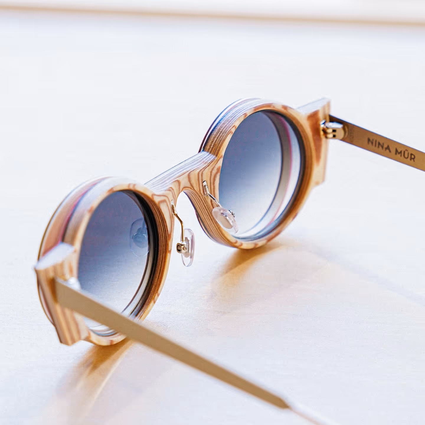 Gafas redondas de madera y metal Nina Mûr en Óptica Ferao Murcia