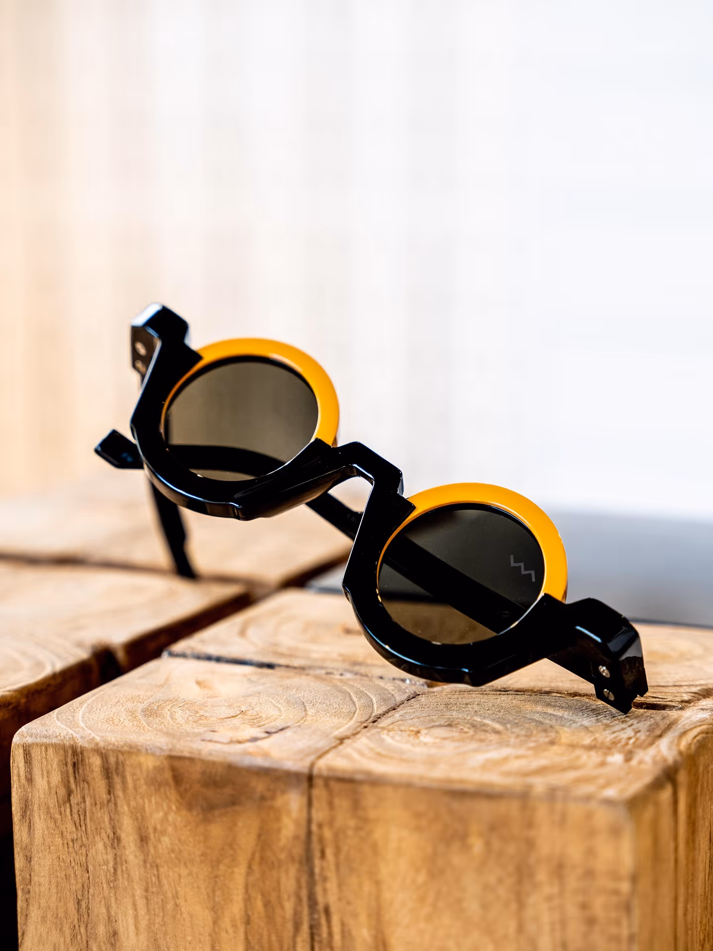 Gafas de sol negras y amarillas de Vava Eyewear en Óptica Ferao Murcia