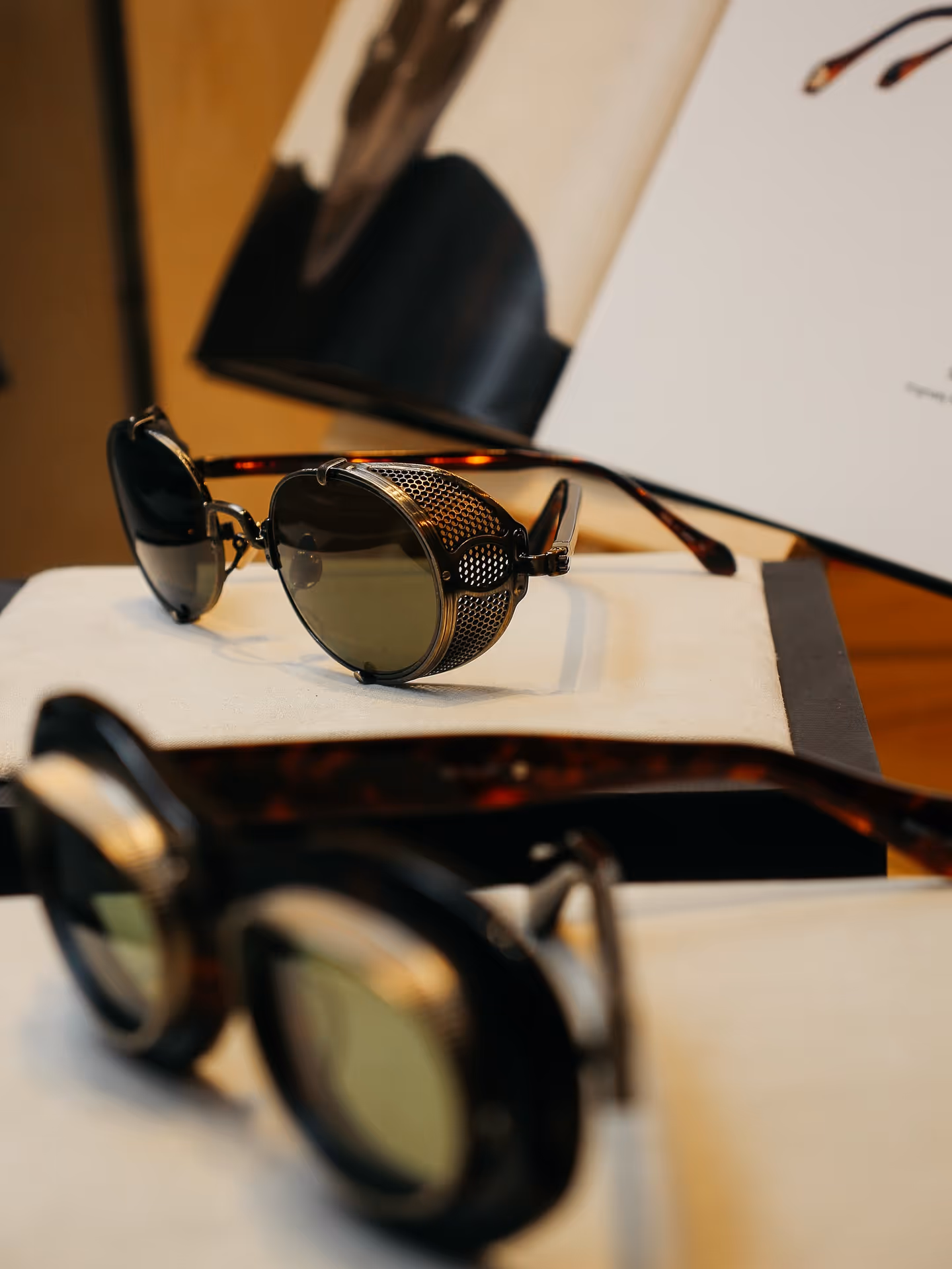Gafas de sol de Matsuda Eyewear con protecciones laterales vintage en Óptica Ferao Murcia