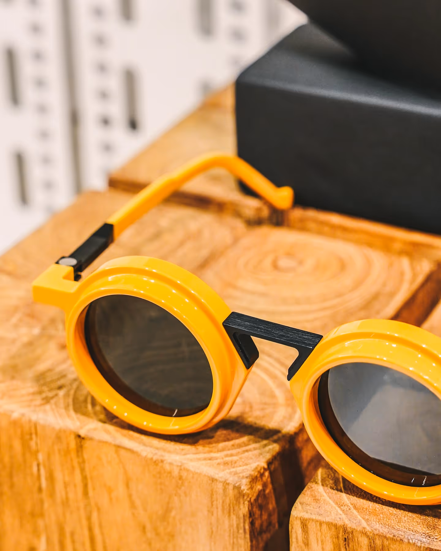 Gafas de sol redondas amarillas de Vava Eyewear en Óptica Ferao Murcia