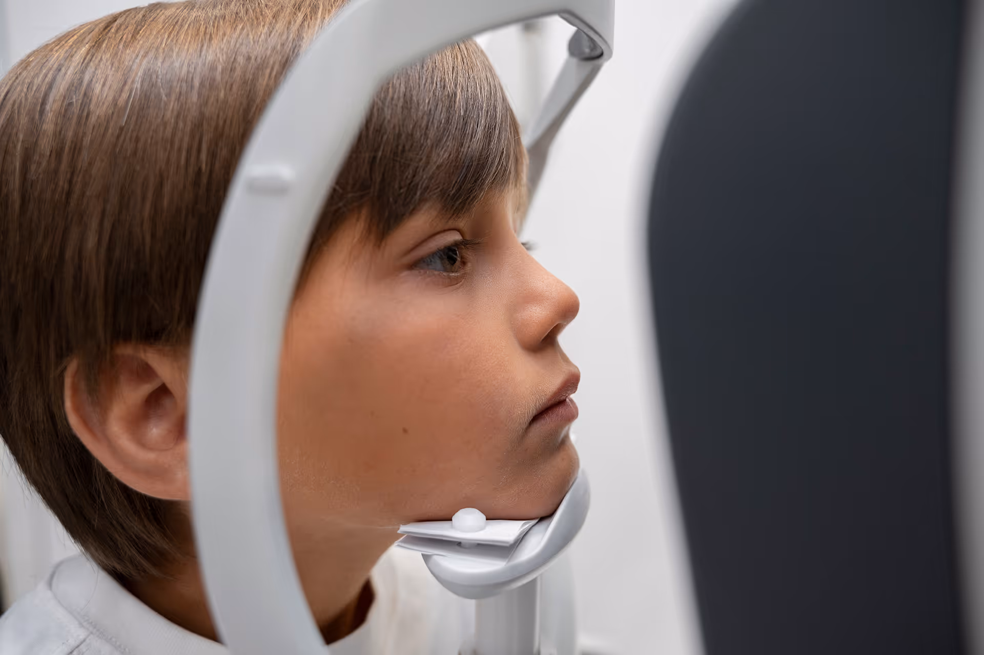 Examen visual infantil con autorefractómetro en Óptica Ferao Murcia
